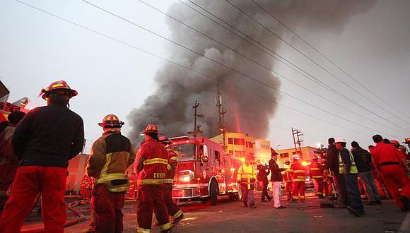 El Agustino: Tres bomberos desaparecidos en incendio en almacén del Minsa [FOTOS]   
