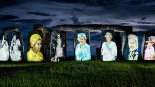 ¡Impresionante!: Proyectan fotos de la reina Isabel II en Stonehenge por jubileo de platino