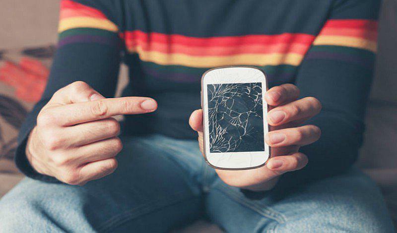 ¿Tu novia rompe tu celular? 6 razones para que ella cometa eso