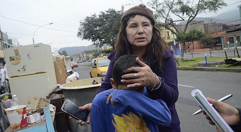 Rímac: Efectivos policiales botan a la calle a madre y sus tres hijos