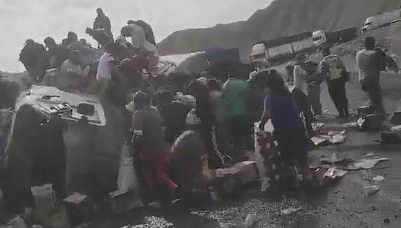 Policía rompe en llanto frente a saqueo de camión en Ica (VIDEO)