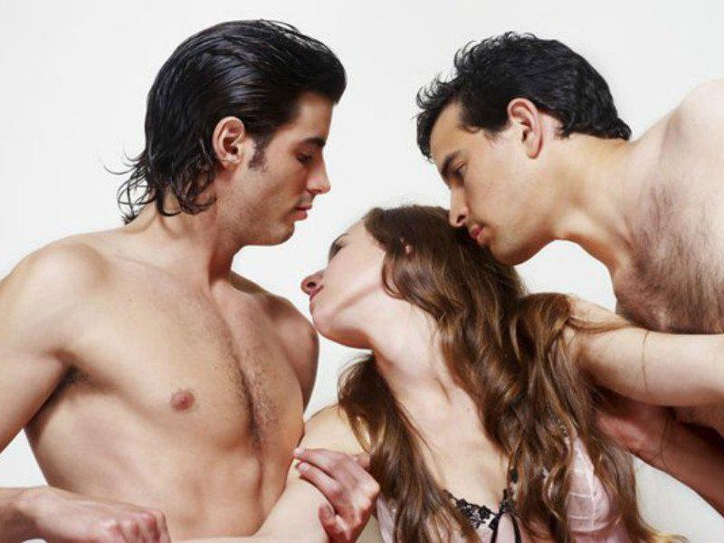 ¿Estás pensando en hacer un trío? 6 cosas que debes saber 