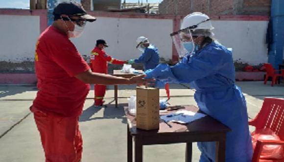Profesionales de la salud realizaron pruebas rápidas a 20 miembros de la Compañía de Bomberos de Chimbote.