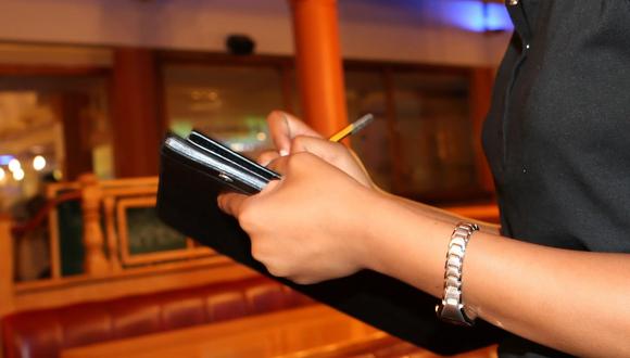 Una camarera se quedó sin propina luego de reclamar a unos clientes por la cantidad de dinero que le habían dado como agradecimiento por su servicio. (Foto referencial: Shutterbug75 / Pixabay)