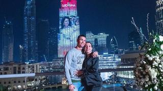 Un regalo de altura: Cristiano Ronaldo iluminó el Burj Khalifa con el rostro de Georgina Rodríguez | VIDEO
