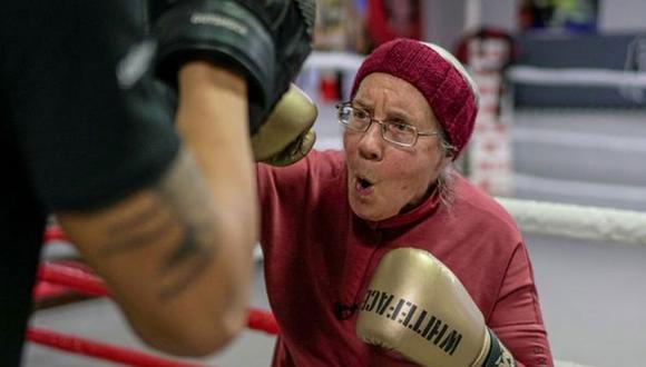 Tiene 75 años y sufre de Parkinson. Nancy Van Der Stracten encontró la mejor manera de frenar la enfermedad: hacer boxeo. Esta es su historia. (Foto: Reuters)