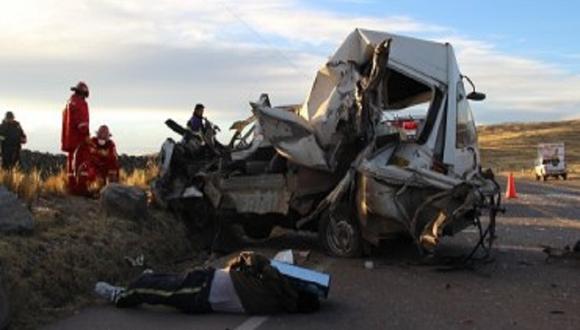 Puno: Nueve muertos deja choque de combi contra camión 