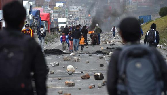 Vista general de la carretera Arequipa-Puno bloqueada por piedras y escombros por las protestas el miércoles 4 de enero. (Foto: EFE/ José Sotomayor)