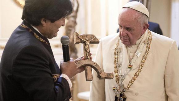 Papa deja mal a Cipriani: se lleva "cruz comunista" y defiende a esa obra