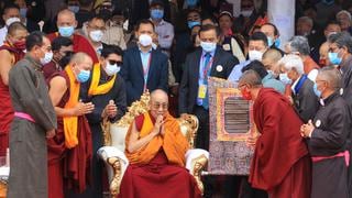 El Dalái Lama se disculpa con niño indio por pedirle que le chupe la lengua