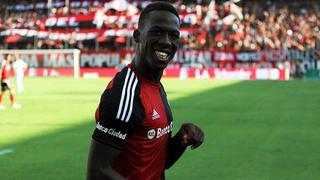 Luis Advíncula juega partidazo en triunfo de Newell’s 1-0 sobre River Plate