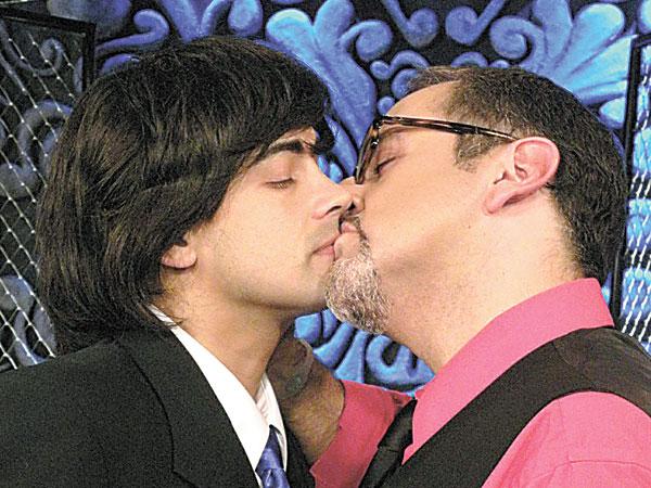 Se besa con "Baby", pero da duro a Bayly