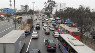 “Pico y Placa”: autos invaden el carril exclusivo para camiones en la Panamericana Sur