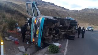 Dos personas mueren al despistarse y volcar camión de verduras en Puno