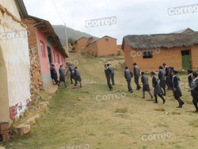 Huancavelica: Alumnos reciben clases en aula en medios de ruinas [FOTOS]