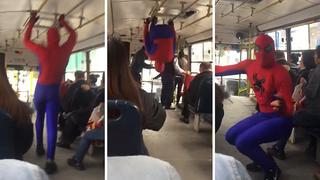 Acrobático spiderman bailando en las combis de Lima entretiene viaje de los pasajeros