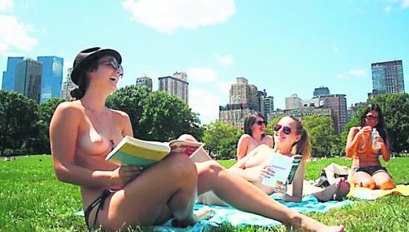 Chicas leen en topless