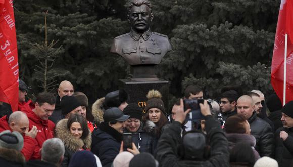 Homenaje a Stalin por el régimen de Putin, un admirador del asesino de ucranianos, polacos y opositores a su régimen de terror. Putin, en cambio, odia a Lenin.