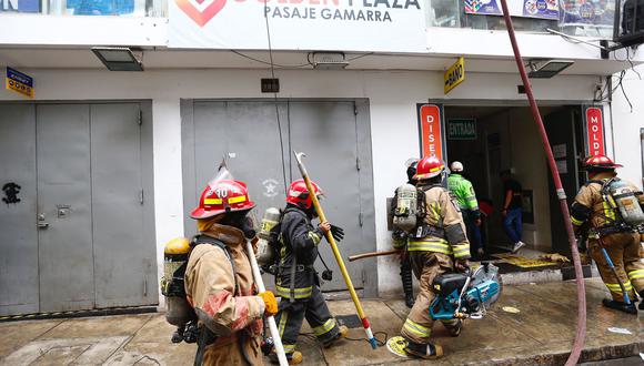 El incendio en Gamarra fue controlado luego de varios minutos de pánico y angustia.