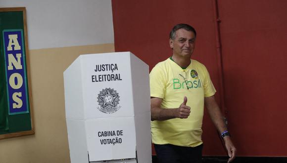 El presidente brasileño y candidato a la reelección, Jair Bolsonaro, levanta el pulgar en un colegio electoral en Río de Janeiro, Brasil, el 30 de octubre de 2022, durante la segunda vuelta de las elecciones presidenciales. (Foto por BRUNA PRADO / PISCINA / AFP)