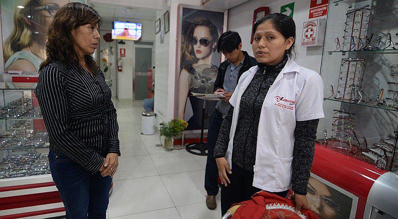 Cercado de Lima: asaltan óptica y delincuentes arrasan con máquina y 2500 soles
