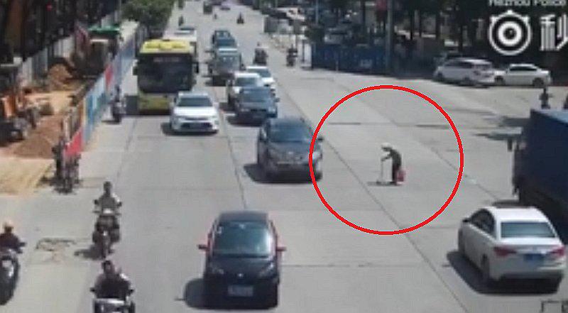 Motociclista detiene el tráfico para que abuelita de 80 años cruce la pista (VIDEO)