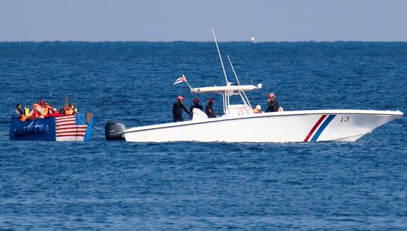La Guardia Costera cubana remolca un bote que intentaba salir del país en La Habana el 12 de diciembre de 2022. (Foto de YAMIL LAGE / AFP)