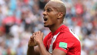 André Carrillo muestra con orgullo a sus bebés luciendo la blanquirroja