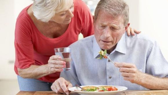 Es importante conocer la nutrición que deben llevar para esta enfermedad. Los pacientes con Alzheimer presentan pérdida de peso progresiva.