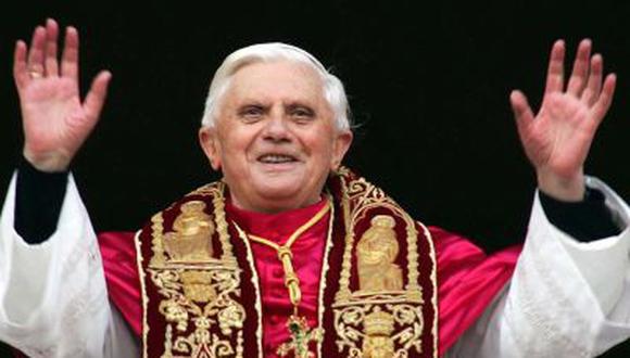 'Insólito': Sacerdote italiano quema foto de Benedicto XVI en plena misa