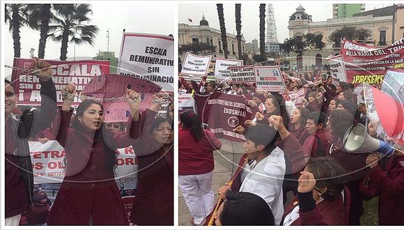 Huelga de obstetras: se encadenan hasta ser atendidos por la ministra de Salud (VIDEO)
