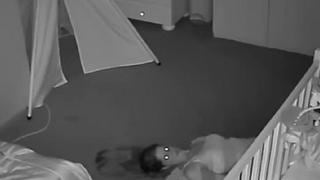 Youtube: madre se vuelve viral por forma en la que sale del cuarto de su bebé (VIDEO)