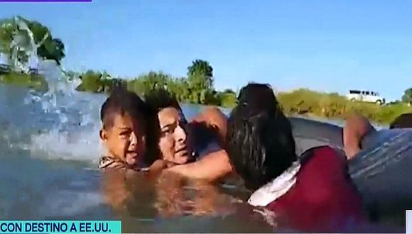 Familia arriesga sus vidas cruzando sobre cámara de llanta hacia EE.UU (VIDEO)