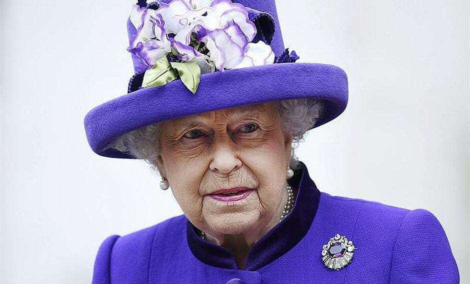 Reina de Inglaterra sufre resfrío y falta a misa de Navidad