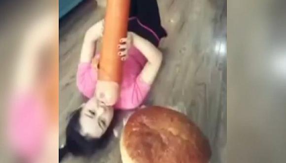 ¡Increíble! Mujer es capaz de comerse una salchicha gigante (VIDEO)