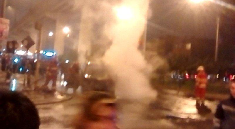 SJL: auto se incendia y bomberos interviene para evitar desgracia mayor