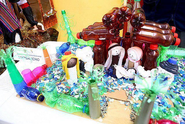 Internos de penales elaboran nacimientos con material reciclado