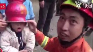 Niño travieso queda con la cabeza atrapada en un bacín (VIDEO)