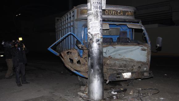 Camión choca contra un poste en La Victoria