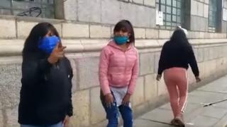 Mujeres ebrias insultan y se burlan de agentes policiales tras incumplir la cuarentena | VIDEO