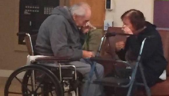 ​Facebook: Pareja de ancianos llora tras ser obligados a separarse luego de 62 años