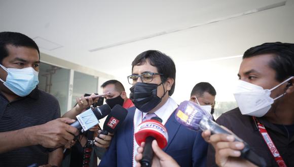 El fiscal Marco Huamán participó en el allanamiento a un inmueble en Miraflores. (Foto: GEC)