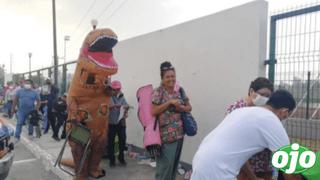 “Dinosaurio” acompaña a su madre a vacunarse contra el COVID-19 | FOTO