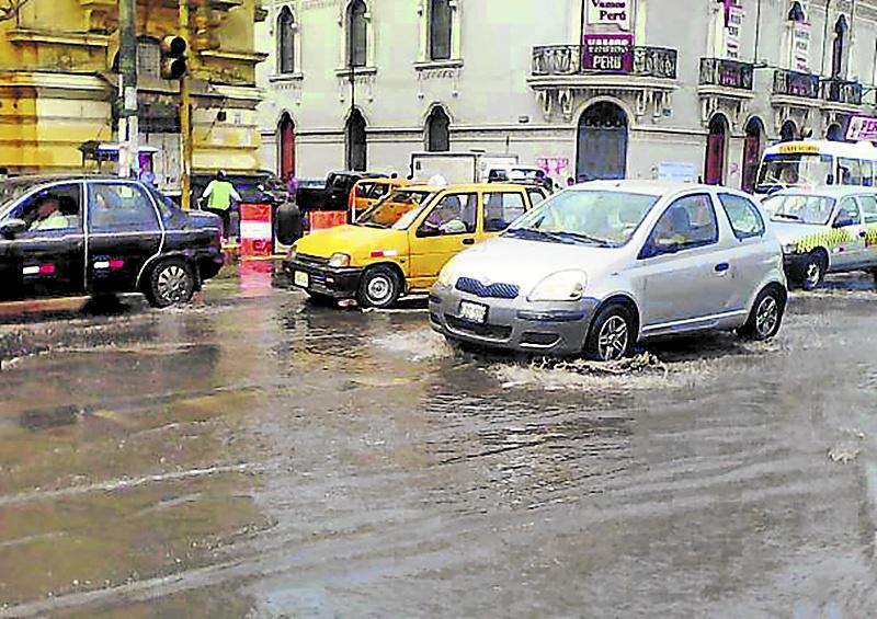 Aniego provoca caos en el centro de Lima