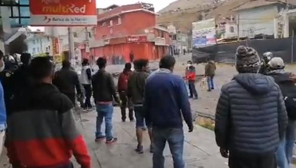 Policías despejan tramo de la Carretera Central tras enfrentamiento con protestantes