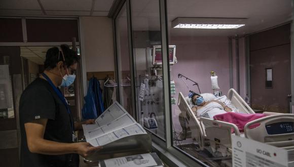 Aún falta inmunizar a 1,500 médicos en la región, entre jubilados y profesionales que trabajan en el sector privado (Foto Archivo / MARTIN BERNETTI / AFP).