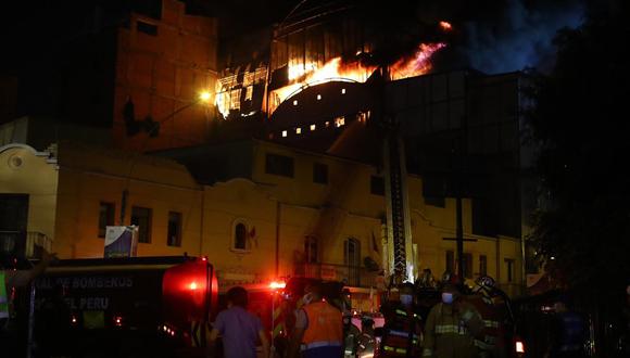 Incendio se registró la noche de este jueves 30 de diciembre. (Foto: Leonardo Fernández y Hugo Pérez @photo.gec)