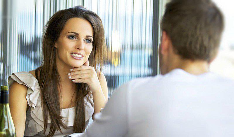 ¿Coqueta o tímida? 10 señales para saber si le interesas a una mujer