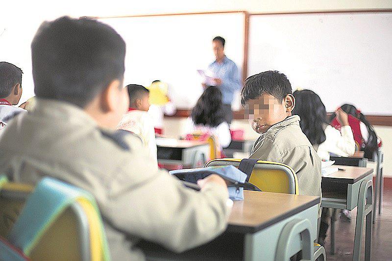 ​Niños de primaria ingieren raticida colocado en su salón de clases (VÍDEO)