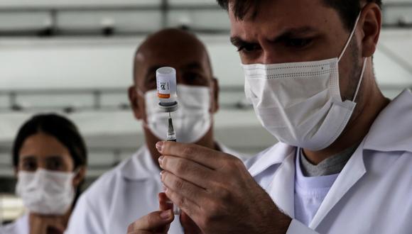 Las autoridades brasileñas temen que las personas no acudan a recibir la inmunización completa, lo que pone en riesgo la campaña de vacunación masiva en el país. (Foto: EFE)